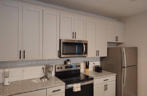 Newberry Apartment | Landing | Stunning 3BD, Pool, Gym