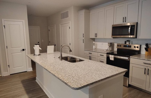 Newberry Apartment | Landing | Stunning 3BD, Pool, Gym