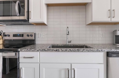 Laurel Apartment | Landing | Stylish 1BD, Gym, Clubhouse