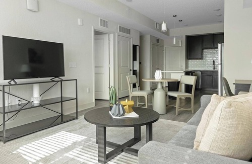 Palmetto Apartment | Landing | Stylish 1BD, Pool, Gym