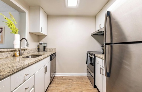 Interchange Square Apartment | Landing | Stylish 2BD, Tennis Court, Gym