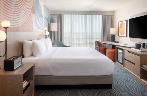 Florida Center Hotel | Landy King | Hotel Landy | Family-Friendly Room in the Heart of Orlando