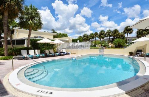 Longboat Key Apartment | LaPlaya 205D Spectacular sunsets and sunbathing from your private Gulf front lanai or sundeck
