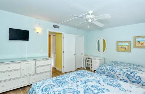 Longboat Key Apartment | LaPlaya 205D Spectacular sunsets and sunbathing from your private Gulf front lanai or sundeck