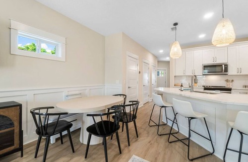 Laguna Beach House | Large Home~Short Walk to Beach+Saltwater Pool l Sleeps 24