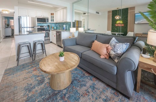 Holiday Isle Condo | LargestPrivateBeachInDestin~Steps2TheBeach~HotTub~Balcony~SummerFun~ SunsetViews