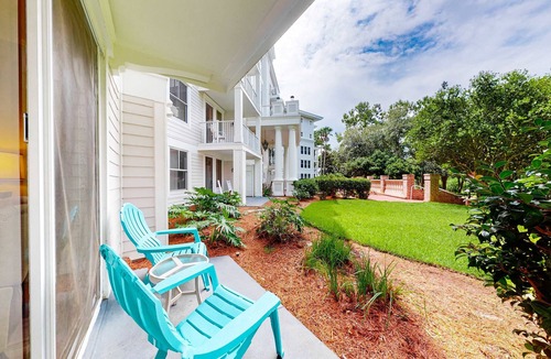Baytowne Wharf Apartment | LaSata beauty with patio, pools, hot tubs, fitness center, AC & beach access