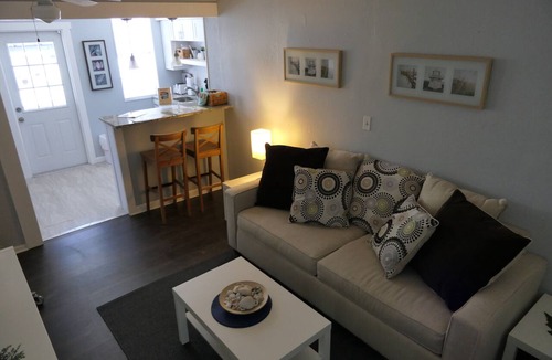 Altamont Manor Apartment | Last-minute deals: heavily reduced prices for unforgettable trips!