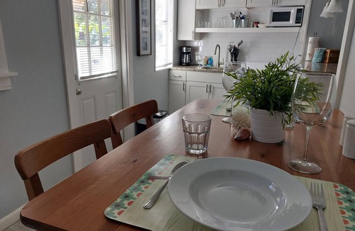 Altamont Manor Apartment | Last-minute deals: heavily reduced prices for unforgettable trips!