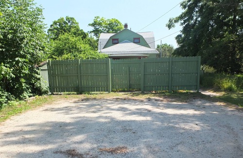 Frankfort House | Leelanau Cottage - BEAUTIFULLY RENOVATED & HISTORIC! / WALK TO BEACH & DOWNTOWN!