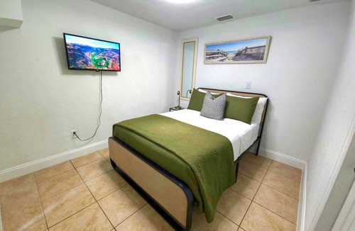 Town N County Park House | Left Apt.2BR| 7` TPA Airport| AC| Pkng| Wine| HSIA