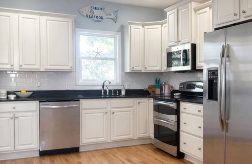 Tybee Island Cottage | Let's FlaminGO Tybee Cottage: FREE Golf Cart, Hot Tub Cabana, 2 Kings, Sleeps 6