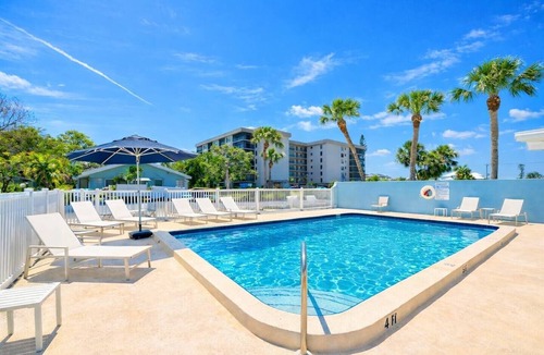 Sarasota Cottage | Lido Bungalow Walk to Beach & St. Armand's Circle