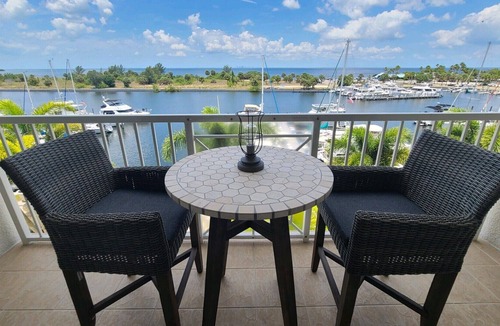 Ruskin Apartment | Little Harbor / The Lookout Sleeps 5 - Panoramic Waterfront Sunset Views