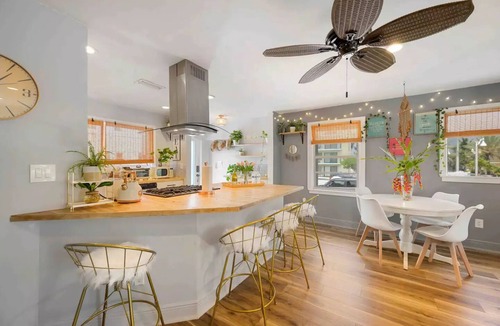 Hollywood Condo | Little “house” right on the beach