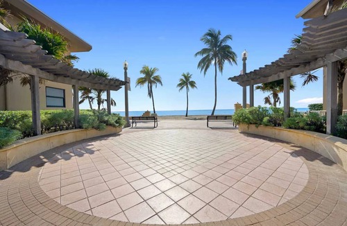 Hollywood Condo | Little “house” right on the beach