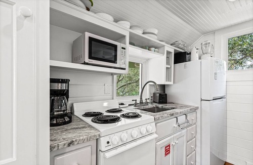Seaside House | Located in Seaside - Sleeps 4