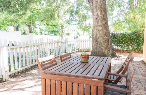 Bayshore Gardens Condo | Location! 1 Block from Bayshore/SOHO/Hyde Park