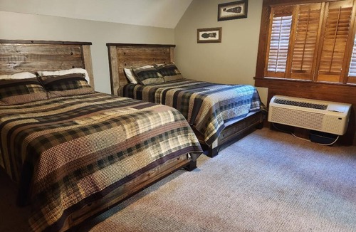 Georgia Coast Cabin | Lodge & cabin sleeps 21 - peaceful country setting 15 min to downtown Dublin GA