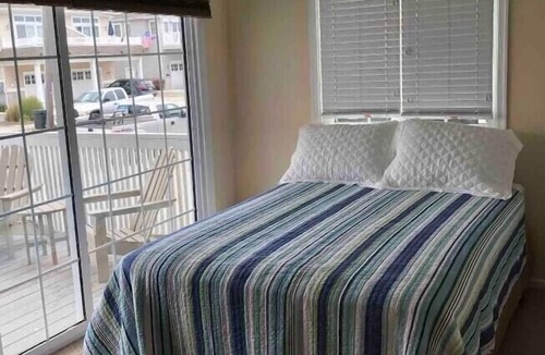 Avalon House | LOOK: many updates:4 Bdrm/2.5 Bath Townhouse Short Walking Distance To All