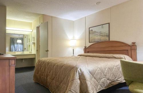Gough Cabin | Louisville Inn by OYO Louisville GA US 1