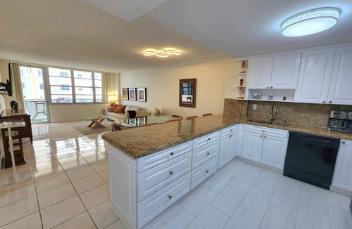 Hollywood South Central Beach Condo | Lovely 2 bed Condo on the Beach