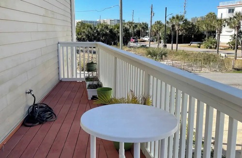 Holiday Isle Condo | Lovely 2 Bedroom condo in Destin + private balcony