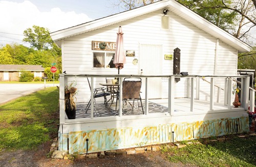 Chipley House | Lovely 2-bedroom house with AC in charming Chipley.