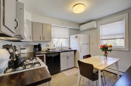 Kingston Stockade District Apartment | Lovely 2 queen size bedroom apt one block from Rough Draft and Uptown Kingston