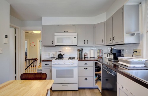 Kingston Stockade District Apartment | Lovely 2 queen size bedroom apt one block from Rough Draft and Uptown Kingston