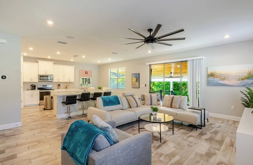Tampa House | Lovely 4-bedroom Pool house in vibrant Tampa