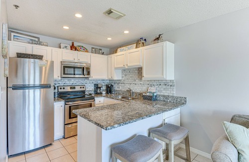 Crystal Beach Apartment | Lovely Destin Condo w/Pool Access: Walk to Beach!