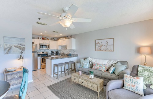 Crystal Beach Apartment | Lovely Destin Condo w/Pool Access: Walk to Beach!