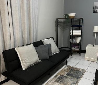 Palmetto Estates House | Lovely & Modern Room in Miami
