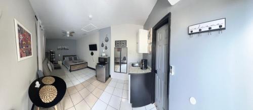 Palmetto Estates House | Lovely & Modern Room in Miami