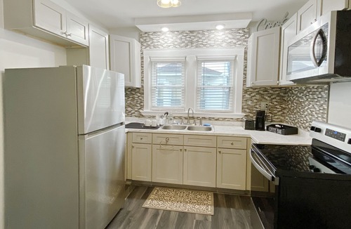 Rochester House | Lux 3BR, King Bed, Parking, Near UofR & Airport