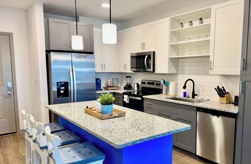 Southside Apartment | Lux King Bed Balcony Pool Gym Near Shops Southside