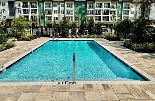 Southside Apartment | Lux King Bed Balcony Pool Gym Near Shops Southside