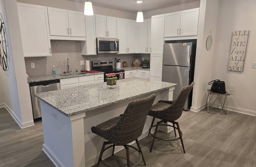 Northside Apartment | Luxe 2-bedroom apt with serene water view 5 minutes from Jacksonville airport.