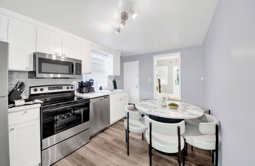 Bryn Mawr House | Luxe 3BR Escape/Game Room/Backyard Pergola/Fireplace/Free Parking