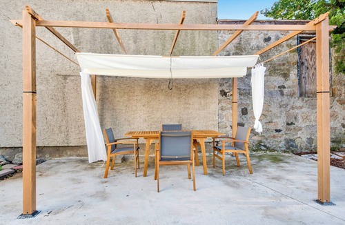 Bryn Mawr House | Luxe 3BR Escape/Game Room/Backyard Pergola/Fireplace/Free Parking