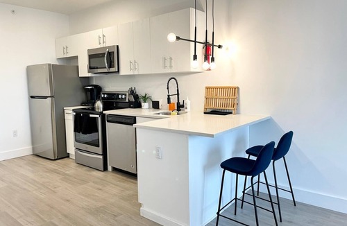 Elizabeth Apartment | Luxe King 1BR Indoor Pool Near EWR & MetLife