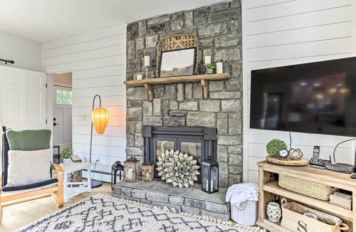 Montgomery House | Luxe Montgomery Home w/ Hot Tub Near Angry Orchard