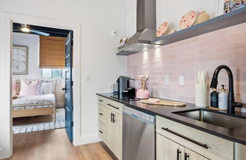 Downtown Jacksonville Apartment | Luxe Pink 1BR at the Raven Pool OnSite Parking