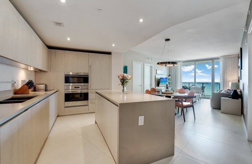 Hollywood South Central Beach Condo | Luxe Stay- Pool, Gym, Oceanfront in Hollywood