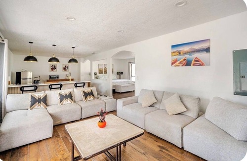 Egypt Lake-Leto House | Luxe Tampa Stay Designer Bath &Tube