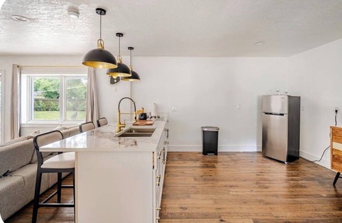 Egypt Lake-Leto House | Luxe Tampa Stay Designer Bath &Tube