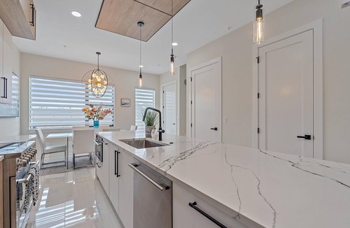 Downtown House | Luxe, Walk to Downtown, Rooftop, Mins to Beach