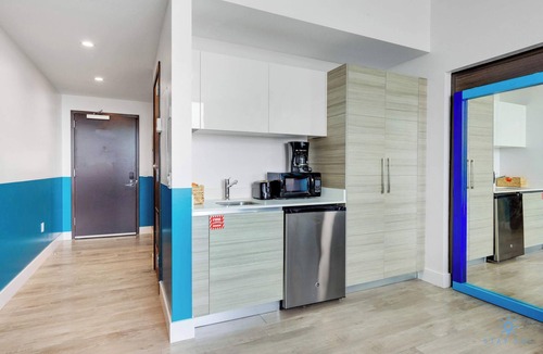 Hollywood Condo | Luxurious Condo & Rooftop Pool