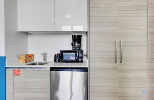 Hollywood Condo | Luxurious Condo & Rooftop Pool